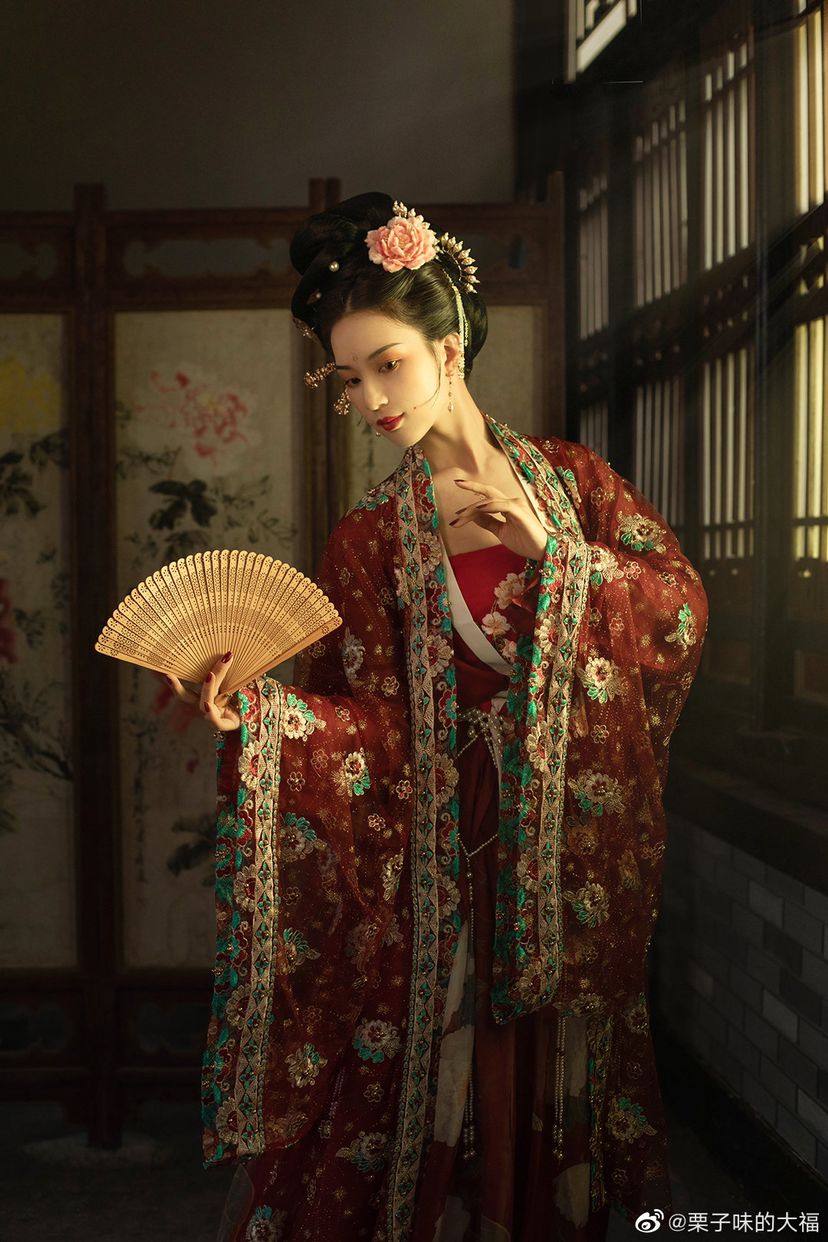 汉服仕女 | 云想衣裳花想容， 春风拂槛露华浓