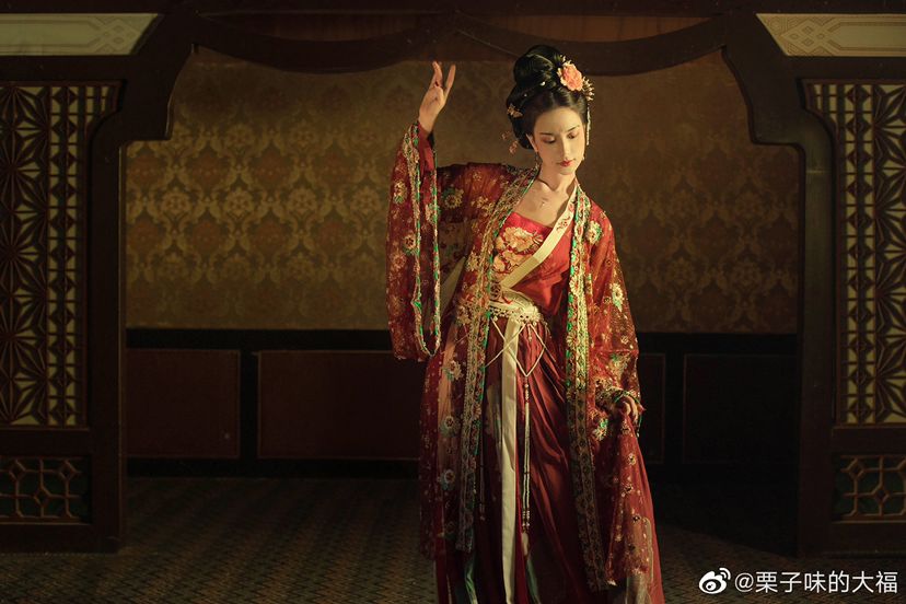 汉服仕女 | 云想衣裳花想容， 春风拂槛露华浓