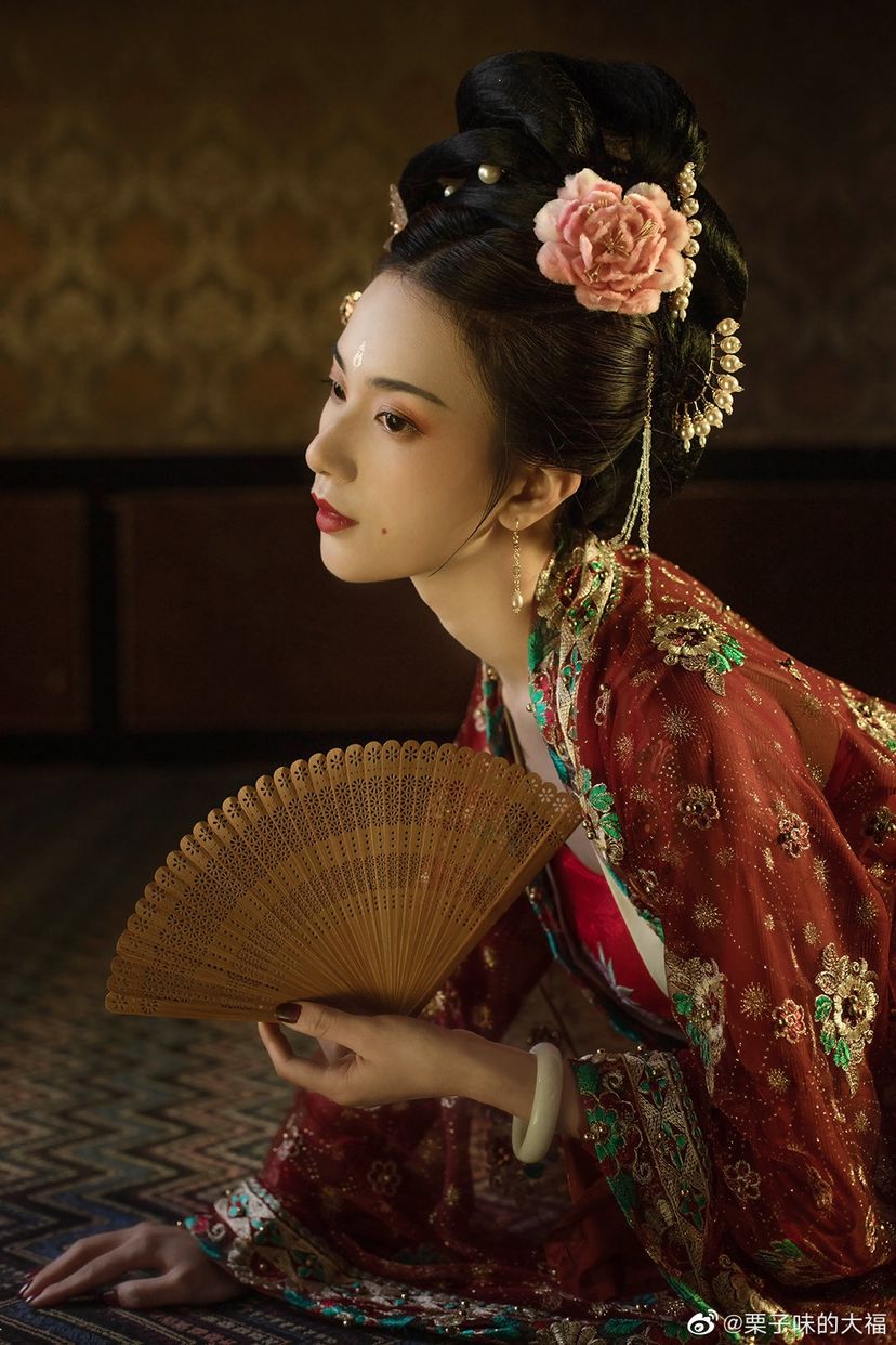 汉服仕女 | 云想衣裳花想容， 春风拂槛露华浓