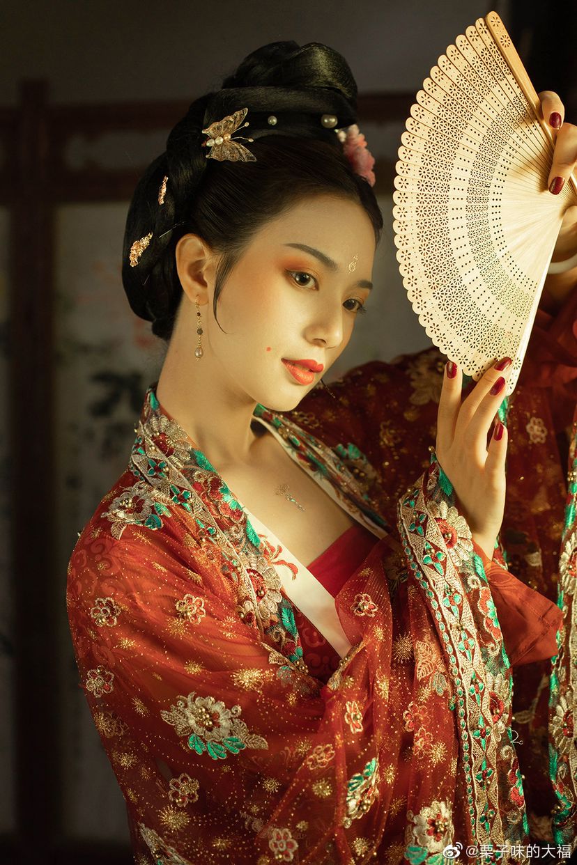汉服仕女 | 云想衣裳花想容， 春风拂槛露华浓