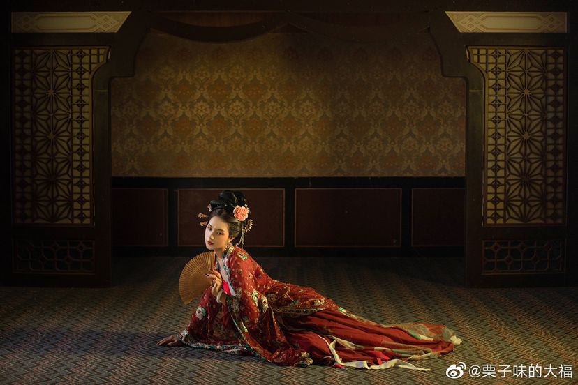 汉服仕女 | 云想衣裳花想容， 春风拂槛露华浓