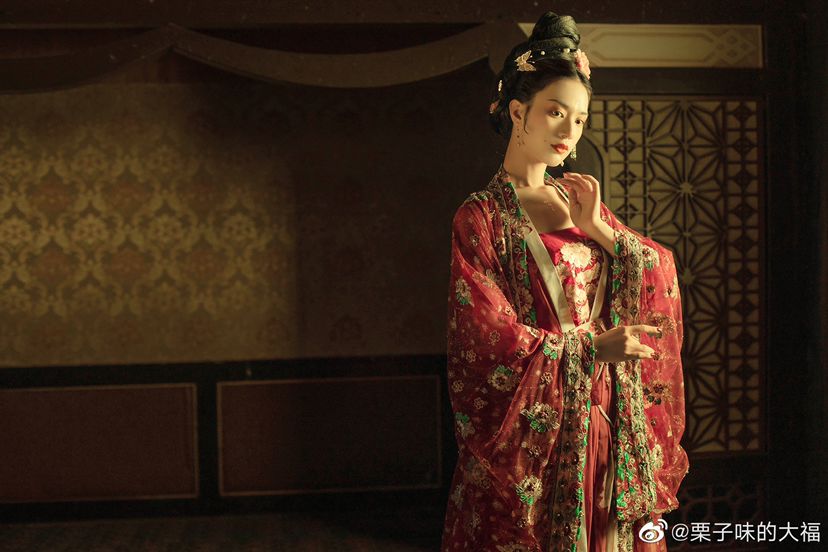 汉服仕女 | 云想衣裳花想容， 春风拂槛露华浓