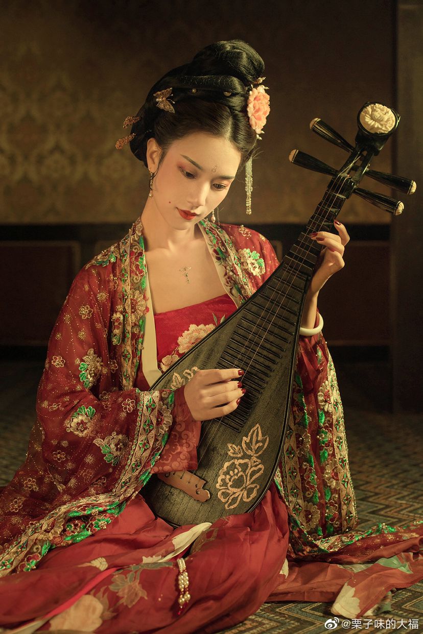 汉服仕女 | 云想衣裳花想容， 春风拂槛露华浓