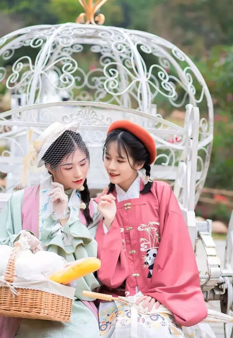 汉服摄影|春间二三月,花开正好时(汉洋折衷) 汉服摄影|春间二三月,花开正好时(汉洋折衷)