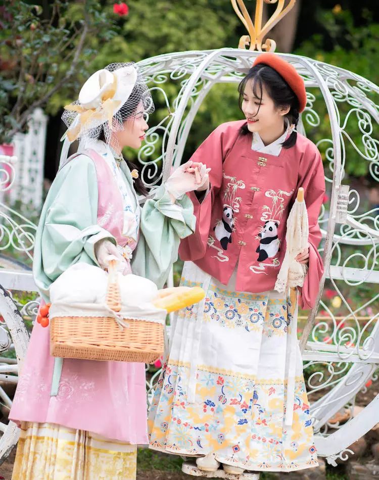 汉服摄影|春间二三月,花开正好时(汉洋折衷) 汉服摄影|春间二三月,花开正好时(汉洋折衷)