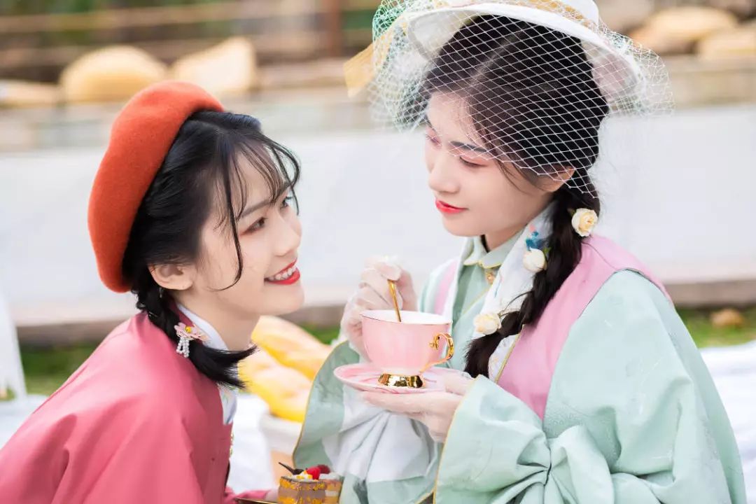 汉服摄影｜春间二三月，花开正好时（汉洋折衷）