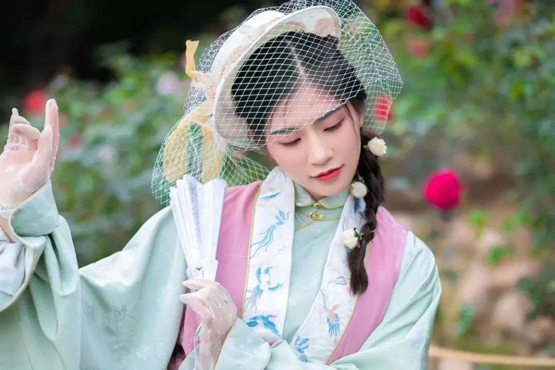汉服摄影|春间二三月,花开正好时(汉洋折衷) 汉服摄影|春间二三月,花开正好时(汉洋折衷)