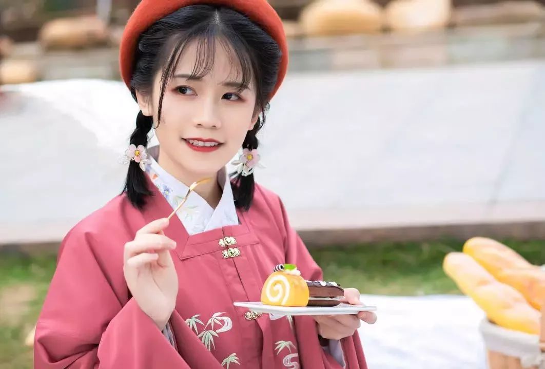 汉服摄影|春间二三月,花开正好时(汉洋折衷) 汉服摄影|春间二三月,花开正好时(汉洋折衷)