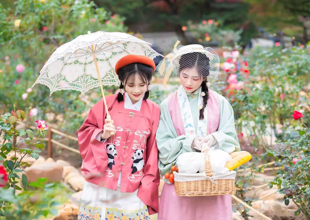 汉服摄影|春间二三月,花开正好时(汉洋折衷) 汉服摄影|春间二三月,花开正好时(汉洋折衷)