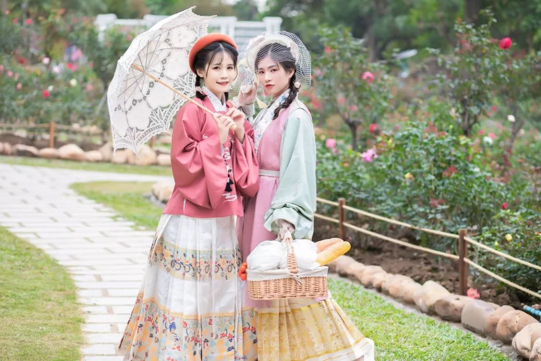 汉服摄影｜春间二三月，花开正好时（汉洋折衷）