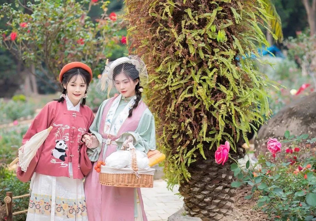 汉服摄影|春间二三月,花开正好时(汉洋折衷) 汉服摄影|春间二三月,花开正好时(汉洋折衷)