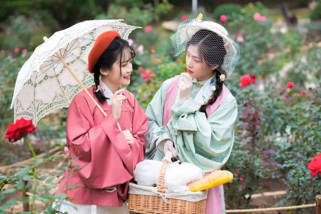 汉服摄影|春间二三月,花开正好时(汉洋折衷) 汉服摄影|春间二三月,花开正好时(汉洋折衷)