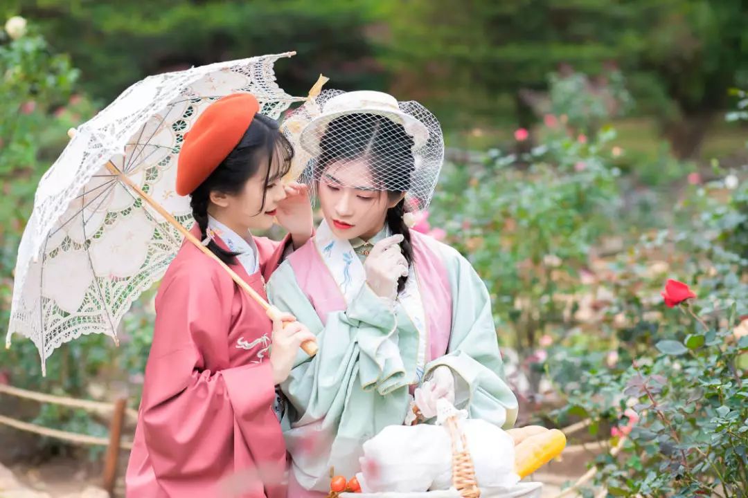 汉服摄影｜春间二三月，花开正好时（汉洋折衷）