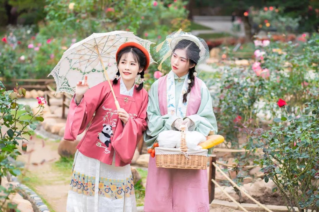 汉服摄影|春间二三月,花开正好时(汉洋折衷) 汉服摄影|春间二三月,花开正好时(汉洋折衷)