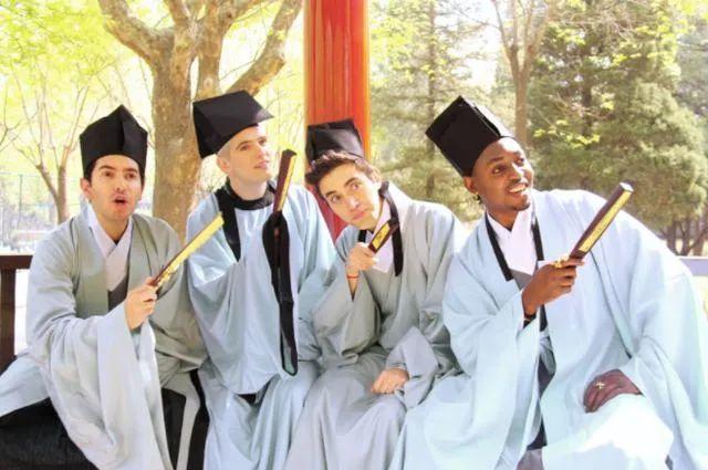 汉服火起来了!“后浪们”为什么痴迷传统服饰? 汉服火起来了!“后浪们”为什么痴迷传统服饰?
