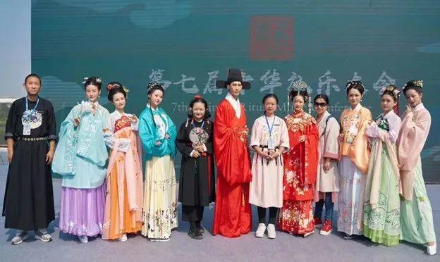 汉服火起来了!“后浪们”为什么痴迷传统服饰? 汉服火起来了!“后浪们”为什么痴迷传统服饰?