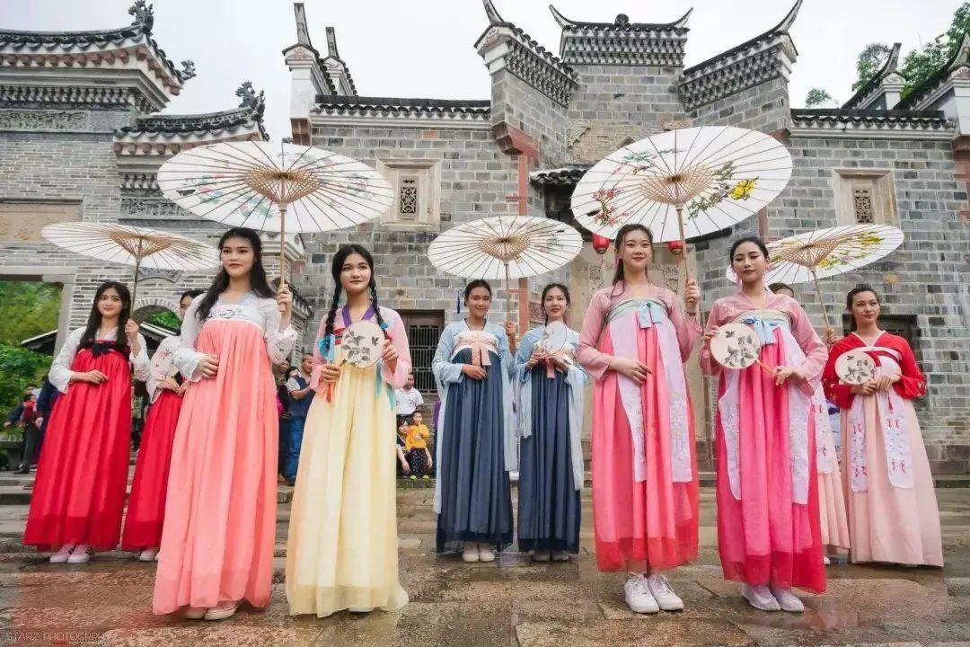 汉服火起来了!“后浪们”为什么痴迷传统服饰? 汉服火起来了!“后浪们”为什么痴迷传统服饰?