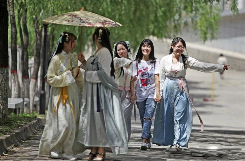 汉服火起来了!“后浪们”为什么痴迷传统服饰? 汉服火起来了!“后浪们”为什么痴迷传统服饰?