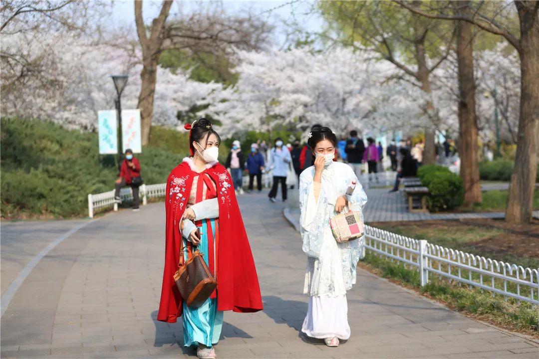 汉服火起来了!“后浪们”为什么痴迷传统服饰? 汉服火起来了!“后浪们”为什么痴迷传统服饰?