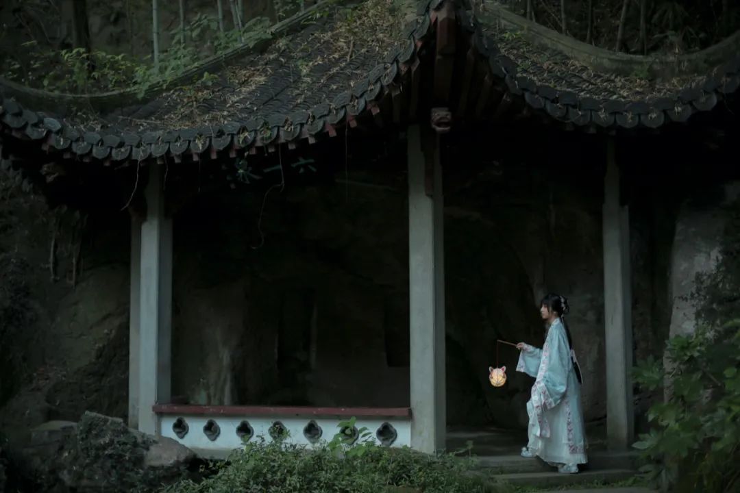 微凉时分，愿君素得一清秋｜汉服摄影