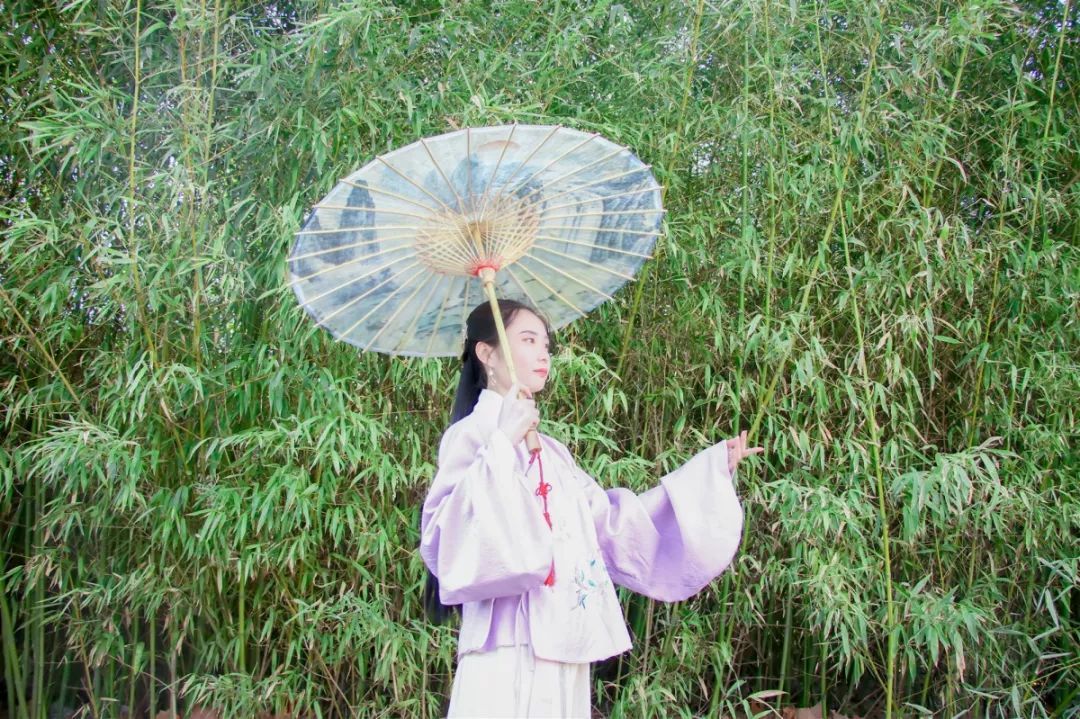 绣罗衣裳照暮春,蹙金孔雀银麒麟|汉服摄影 绣罗衣裳照暮春,蹙金孔雀银麒麟|汉服摄影
