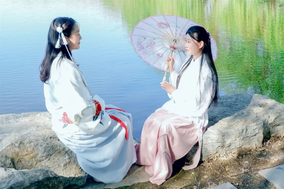 绣罗衣裳照暮春,蹙金孔雀银麒麟|汉服摄影 绣罗衣裳照暮春,蹙金孔雀银麒麟|汉服摄影