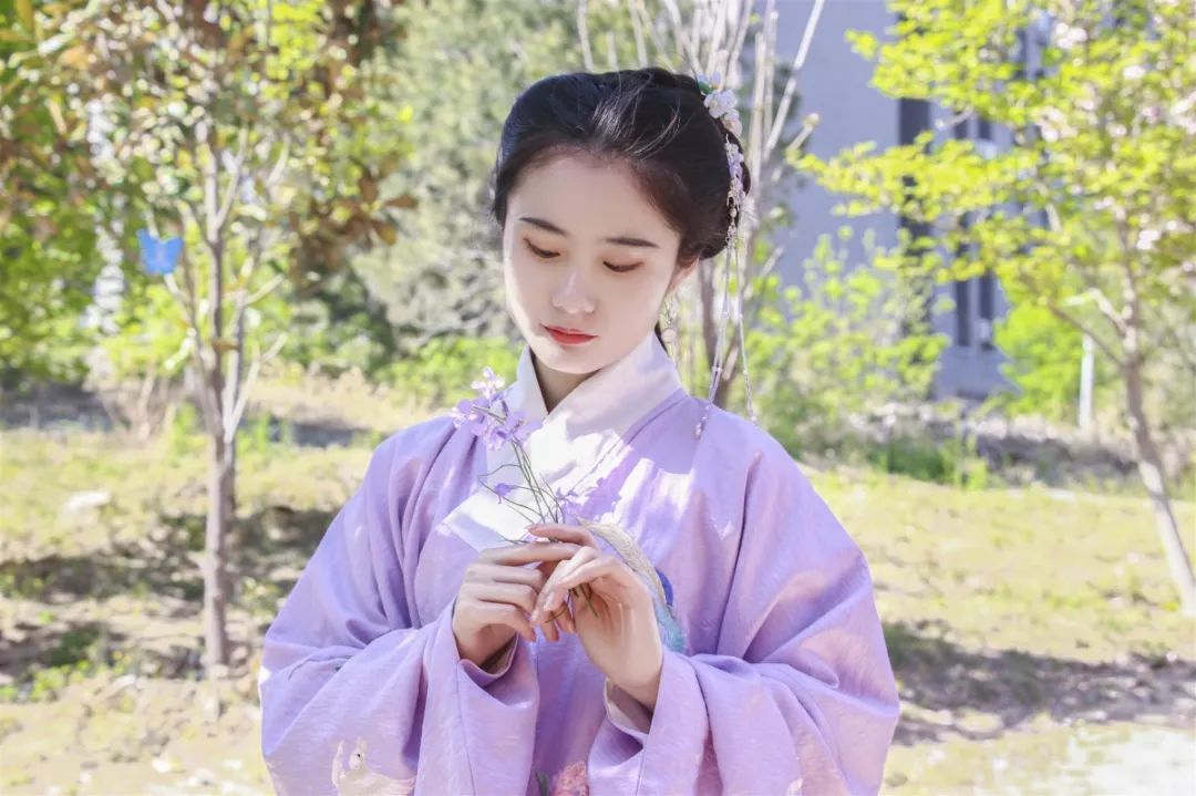 绣罗衣裳照暮春,蹙金孔雀银麒麟|汉服摄影 绣罗衣裳照暮春,蹙金孔雀银麒麟|汉服摄影