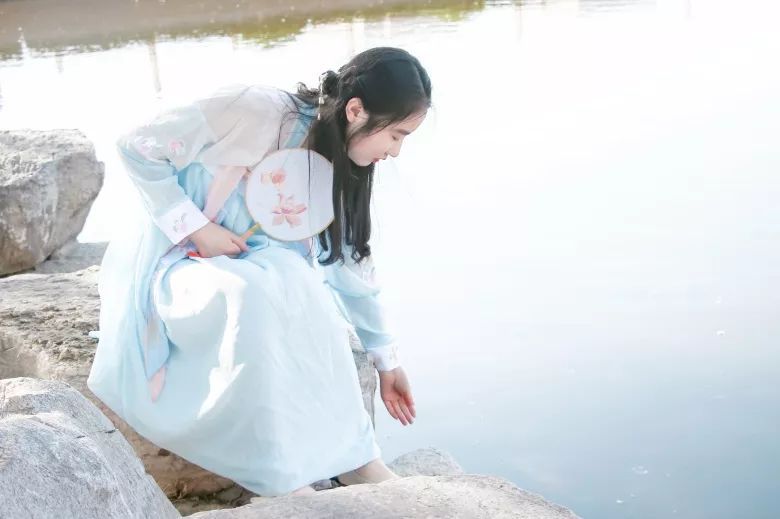 绣罗衣裳照暮春,蹙金孔雀银麒麟|汉服摄影 绣罗衣裳照暮春,蹙金孔雀银麒麟|汉服摄影
