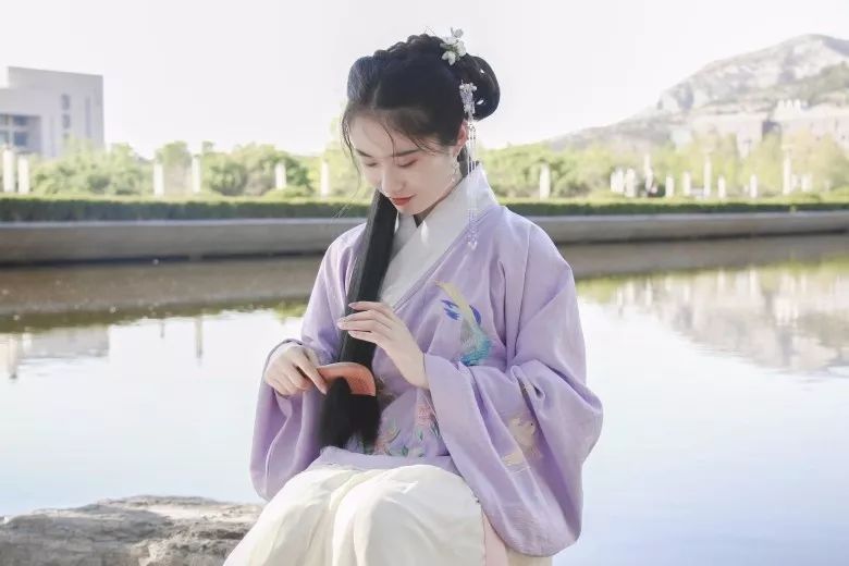 绣罗衣裳照暮春,蹙金孔雀银麒麟|汉服摄影 绣罗衣裳照暮春,蹙金孔雀银麒麟|汉服摄影