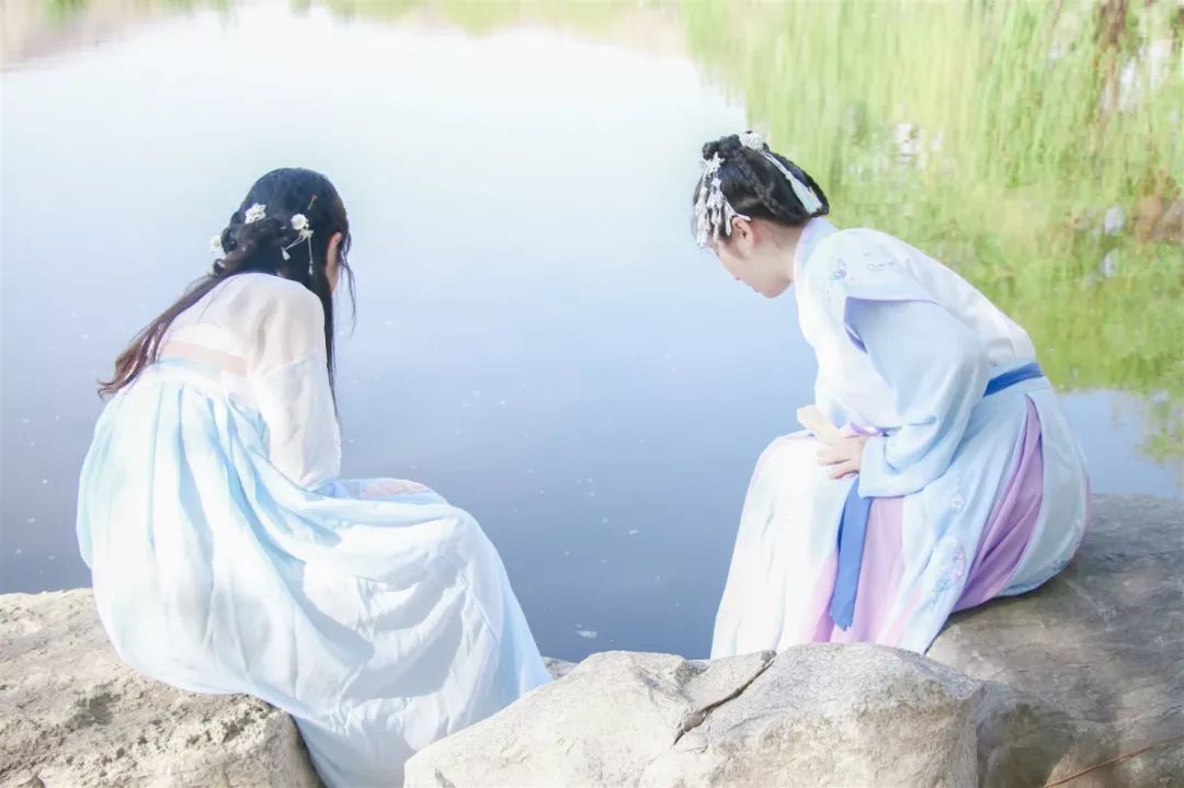 绣罗衣裳照暮春,蹙金孔雀银麒麟|汉服摄影 绣罗衣裳照暮春,蹙金孔雀银麒麟|汉服摄影