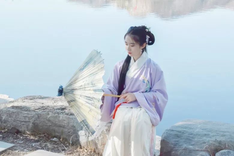 绣罗衣裳照暮春,蹙金孔雀银麒麟|汉服摄影 绣罗衣裳照暮春,蹙金孔雀银麒麟|汉服摄影