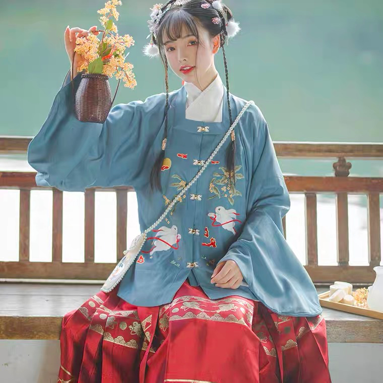 2021年就要「红」：汉服怎么穿出新年感？