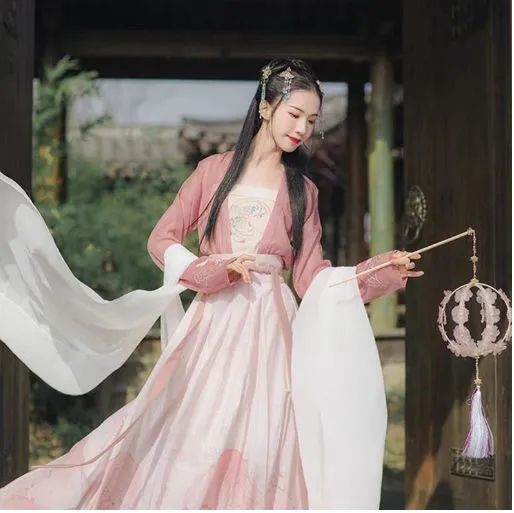 穿单层的汉服裙子，就不怕走光吗？