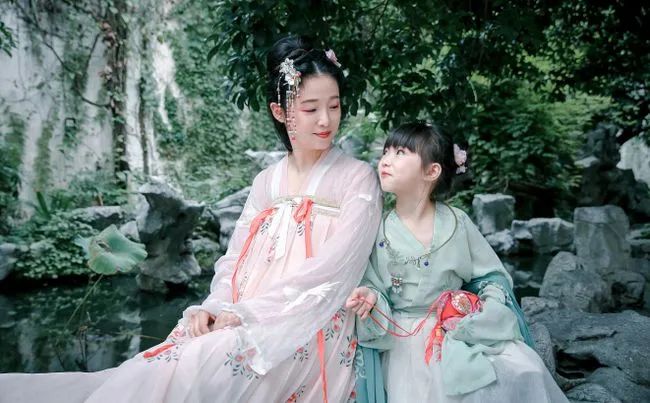 穿单层的汉服裙子，就不怕走光吗？