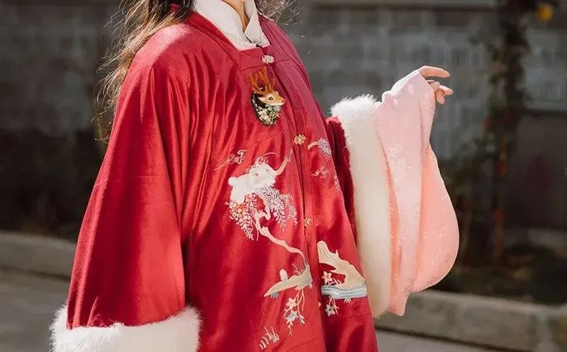 穿汉服的时候,手机放哪? 穿汉服的时候,手机放哪?