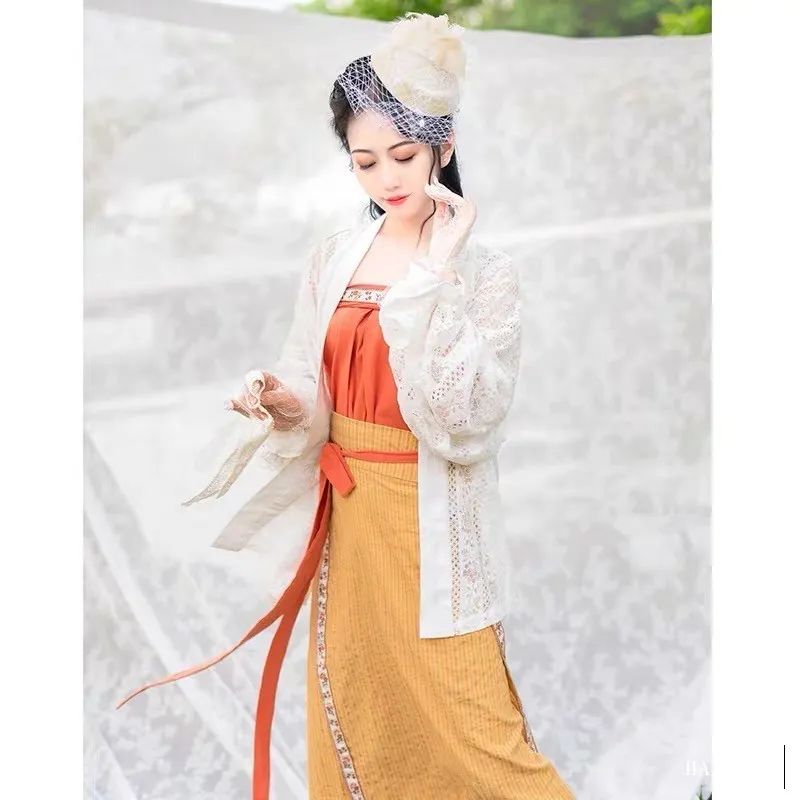 看她穿的一步裙 夏天走路会生风