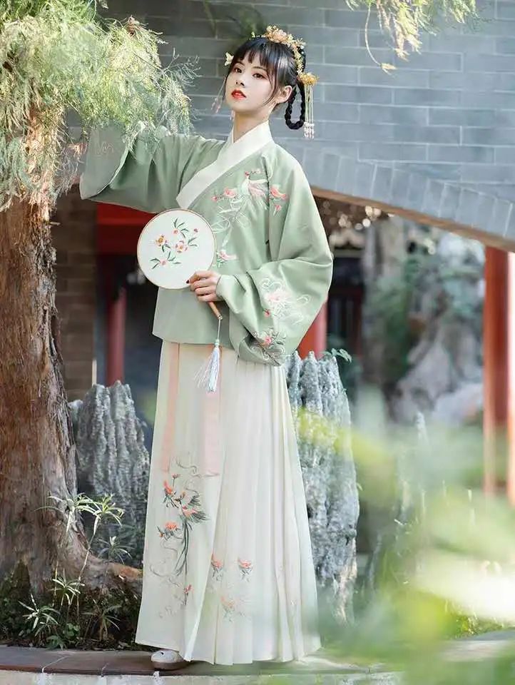 汉服容易成「梅菜干」？平时在衣柜里应该这么放！