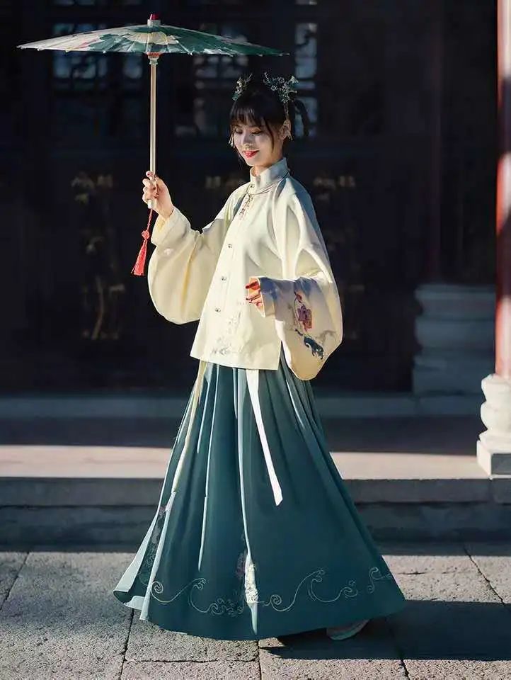 汉服容易成「梅菜干」？平时在衣柜里应该这么放！