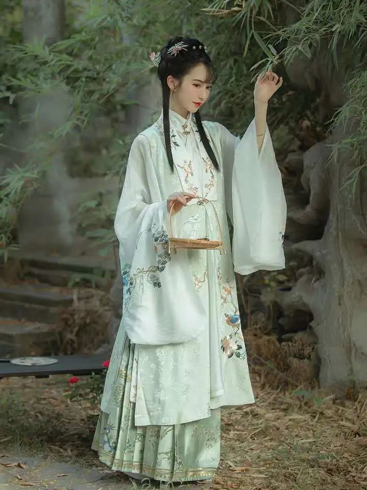 汉服容易成「梅菜干」？平时在衣柜里应该这么放！