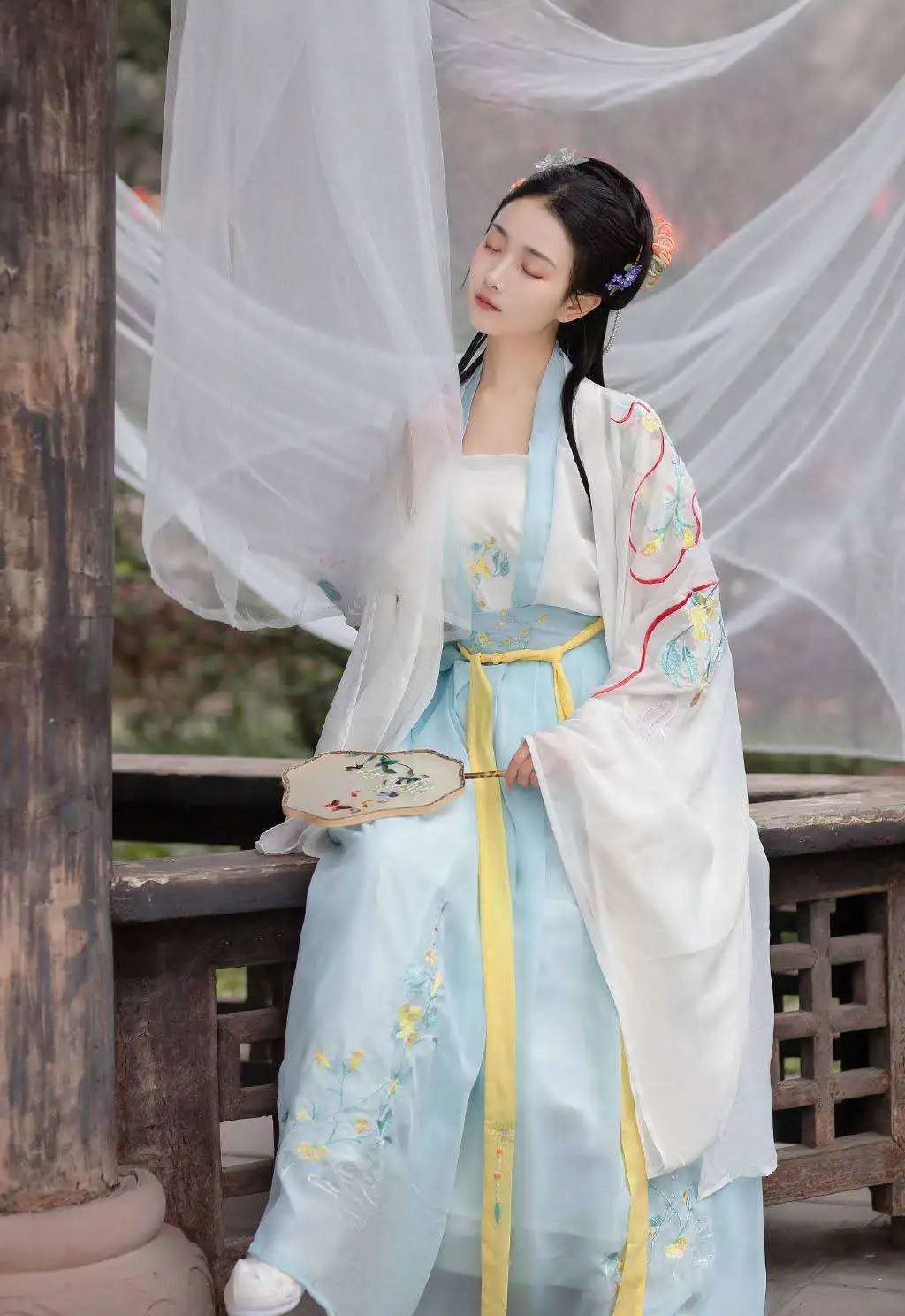 汉服容易成「梅菜干」？平时在衣柜里应该这么放！