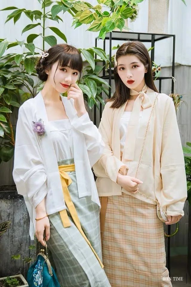 看她穿的一步裙 夏天走路会生风