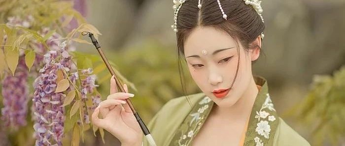 汉服摄影 | 紫藤挂云木，花蔓宜阳春