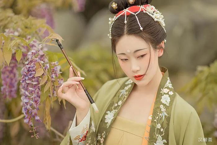 汉服仕女 | 紫藤挂云木，花蔓宜阳春