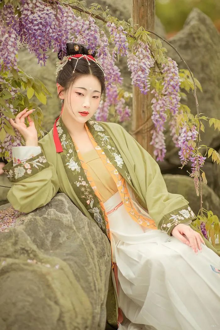 汉服仕女 | 紫藤挂云木，花蔓宜阳春