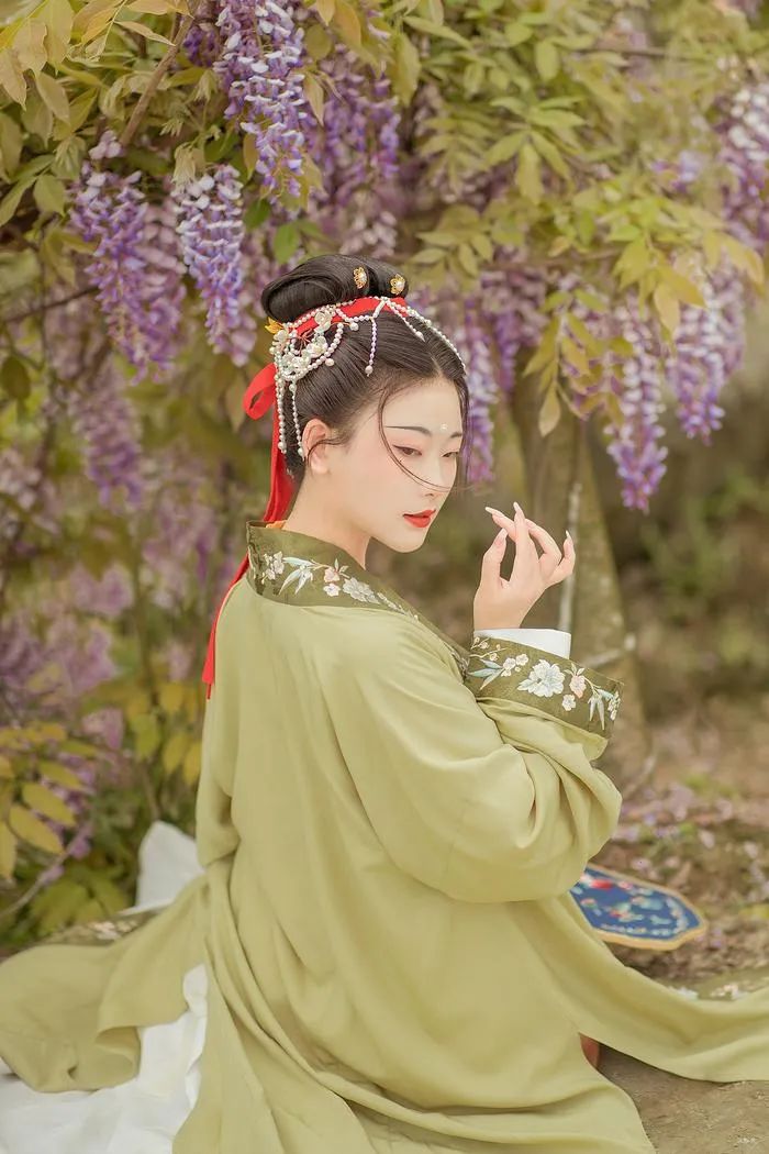 汉服仕女 | 紫藤挂云木，花蔓宜阳春