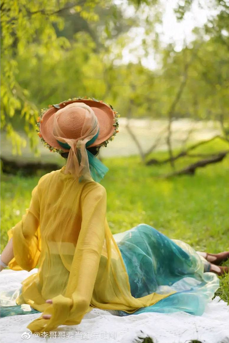 纯色汉服也能玩出花？——汉服色彩搭配方法