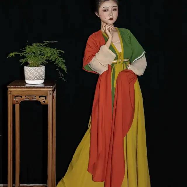 纯色汉服也能玩出花？——汉服色彩搭配方法