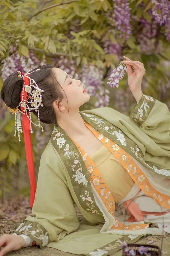 汉服仕女 | 紫藤挂云木，花蔓宜阳春