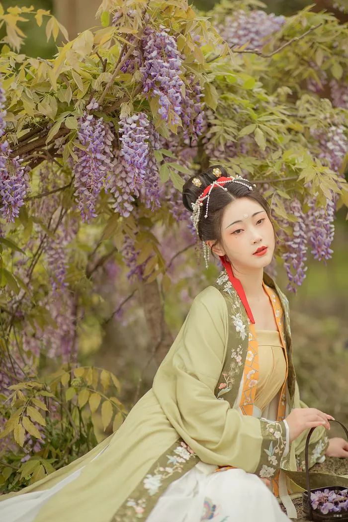汉服仕女 | 紫藤挂云木，花蔓宜阳春