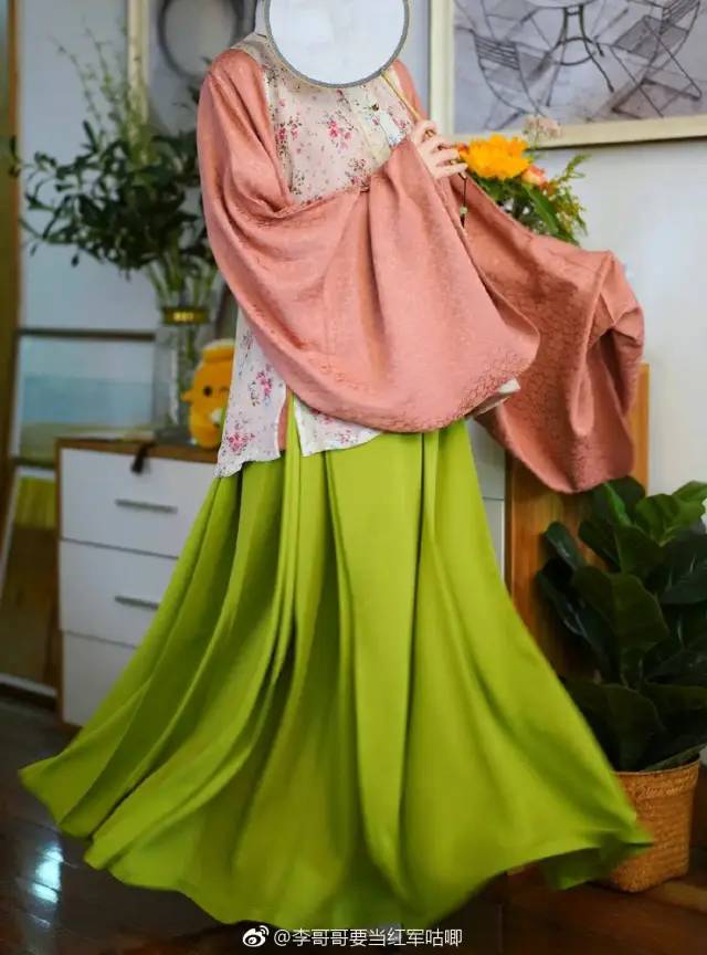 纯色汉服也能玩出花？——汉服色彩搭配方法
